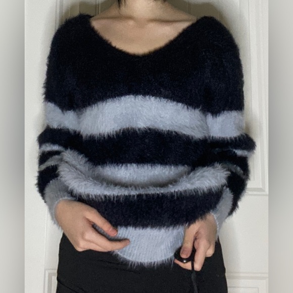 Fluffy striped sweater - Picture 2 of 4